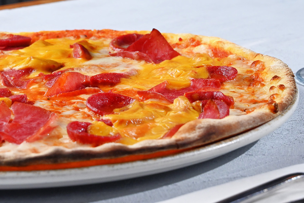 Cheddar Peynirli Şarküteri Pizza