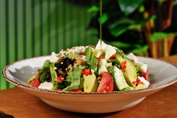 Avokado ve Beyaz Peynirli Kinoa Salatası