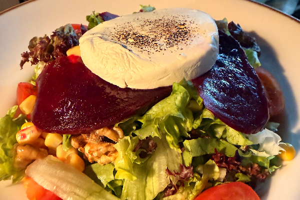 Keçi Peynirli Salata