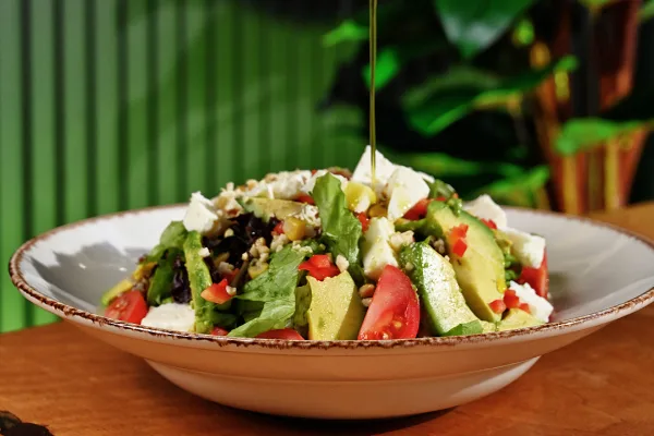 Avokado ve Beyaz Peynirli Kinoa Salatası